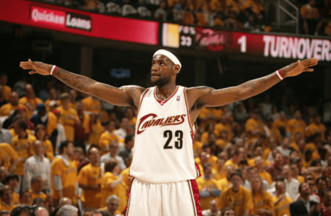 詹姆斯迎来七赛季高光表现，巴黎圣日耳曼球迷沸腾！